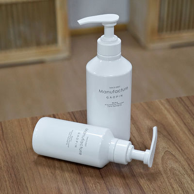 O champô branco do ANIMAL DE ESTIMAÇÃO de QS engarrafa a bomba da loção de 300ml 500ml para o condicionador de cabelo